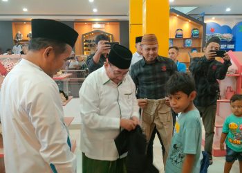 Komunitas Jurnalis Sumenep (KJS) dan Wakil Bupati Sumenep Kiai Imam Hasyim mengajak puluhan anak yatim berbelanja pakaian lebaran bersama di toko DNR Collection, Jumat, 21 Maret 2025.