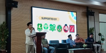 Ketua Persatuan Wartawan Republik Indonesia (PWRI) Kabupaten Sumenep, Rusydiyono (kemeja putih) dalam acara penutupan Pelatihan Jurnalistik di UNIBA Madura.