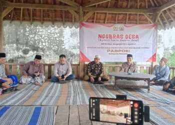 Pengurus PABPDSI Kabupaten Sumenep saat menggelar kegiatan Ngobras Desa di Cafe Kanca Kona desa Babbalan. Jum'at, 14 Maret 2025.