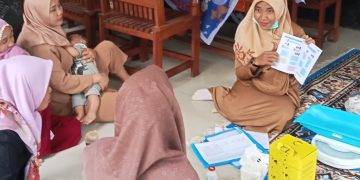 FOTO: Petugas Puskesmas Kangayan saat memberikan edukasi kepada warga tentang gejala penyakit difteri dan cara mencegahnya.