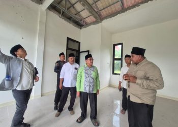 KH Imam Hasyim saat tinjau progres pembangunan Puskesmas di Banbaru, Giliraja, Kec. Giligenting, Sumenep.