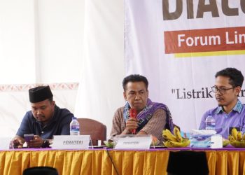 Kepala Dinas PMD Kabupaten Sumenep Anwar Syahroni Yusuf saat menjadi pembicara dalam dialog publik yang digelar Forum Lintas Tokoh Giliraja. Minggu (20 April 2025).