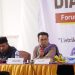 Kepala Dinas PMD Kabupaten Sumenep Anwar Syahroni Yusuf saat menjadi pembicara dalam dialog publik yang digelar Forum Lintas Tokoh Giliraja. Minggu (20 April 2025).