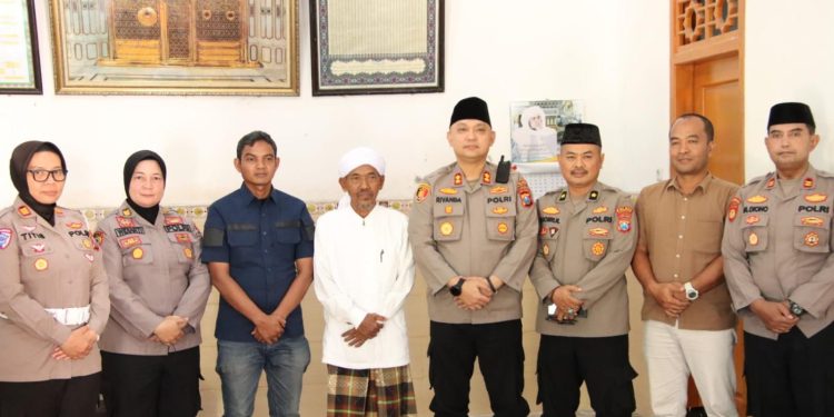 Kapolres Sumenep, AKBP Rivanda silaturahmi ke Ketua Majelis Ulama Indonesia (MUI) Kabupaten Sumenep. (Istimewa)