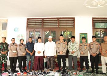 Kapolres Sumenep AKBP Rivanda bersama jajaran sowan ke Ponpes Al Amien, Prenduan, Sumenep. (Istimewa)