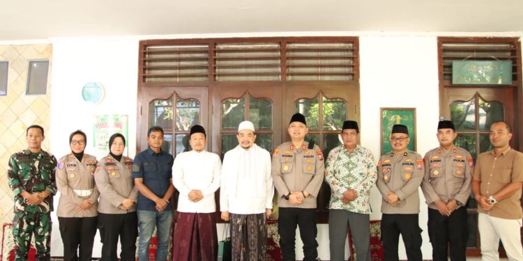 Kapolres Sumenep AKBP Rivanda bersama jajaran sowan ke Ponpes Al Amien, Prenduan, Sumenep. (Istimewa)