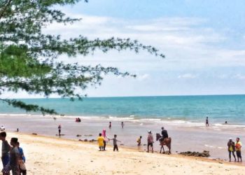 Potret salah satu pantai di Sumenep bayak dikunjungi wisatawan saat liburan hari raya ketupat. (Istimewa/Instagram @maduravacation)