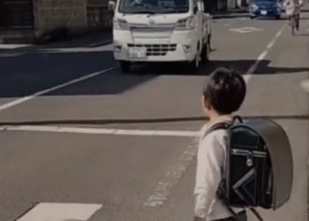 Seorang anak di jepang saat pergi sekolah sendiri tanpa ditemani orang tua. (Screenshoot video suasana anak di jepang pergi sekolah/ist)