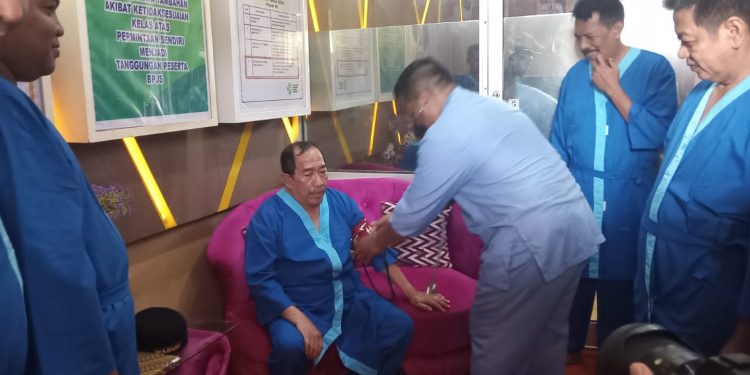 Wakil Bupati Sumenep, KH. Imam Hasyim, saat menjajal fasilitas HBOT atau terapi oksigen hiperbarik, di Rumah Sakit Umum Daerah (RSUD) dr. H. Moh. Anwar. Jumat (2/5/2025).