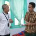 Direktur Utama BPRS Bhakti Sumekar, Hairil Fajar saat menyerahkan bantuan sosial kepada korban musibah ledakan tabung gas balon mainan di Kalianget. (Istimewa)