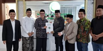 Achmad Fauzi Wongsojudo saat menerima SK Pengurus MUI Jatim.