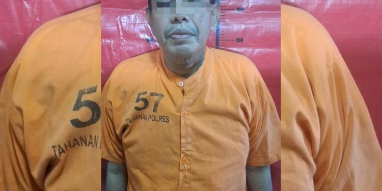 Tersangka kasus penipuan dan/atau penggelapan berinisial AMK (51) diamankan Polres Sumenep. (Humas Polres Sumenep/istimewa)